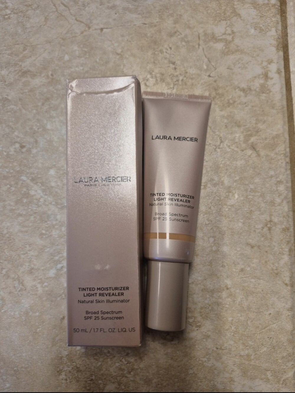 Laura Mercier Tinted Moisturizer Light Reveler 4W1 Tawny